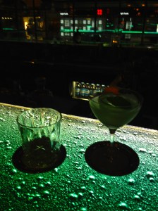 Dry Martini con Hendricks y Quilmes en el fondo