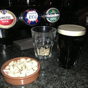 Media Pinta de Guinness + Pistachos Adictivos