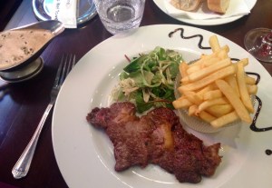Ojo de bife con papas fritas y ensalada